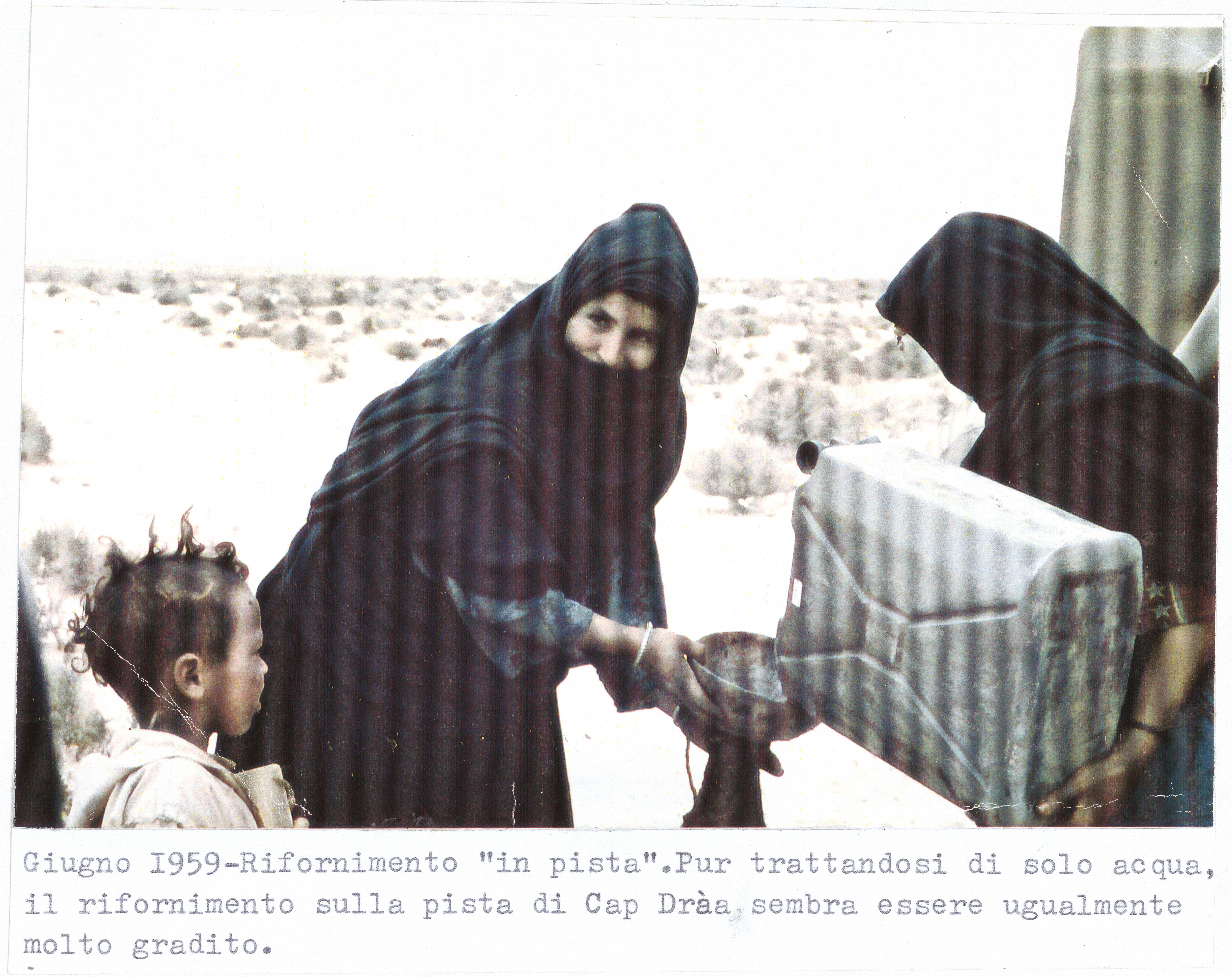 Distribuzione di acqua alla popolazione locale. Marocco, 1959 (Archivio storico Eni)