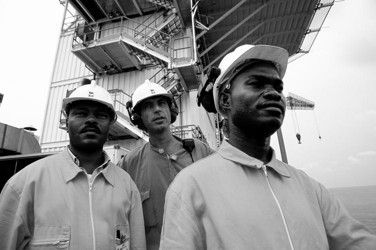 Uomini al lavoro su una piattaforma offshore a Pointe Noire. Repubblica del Congo, 2001 (Archivio storico Eni)