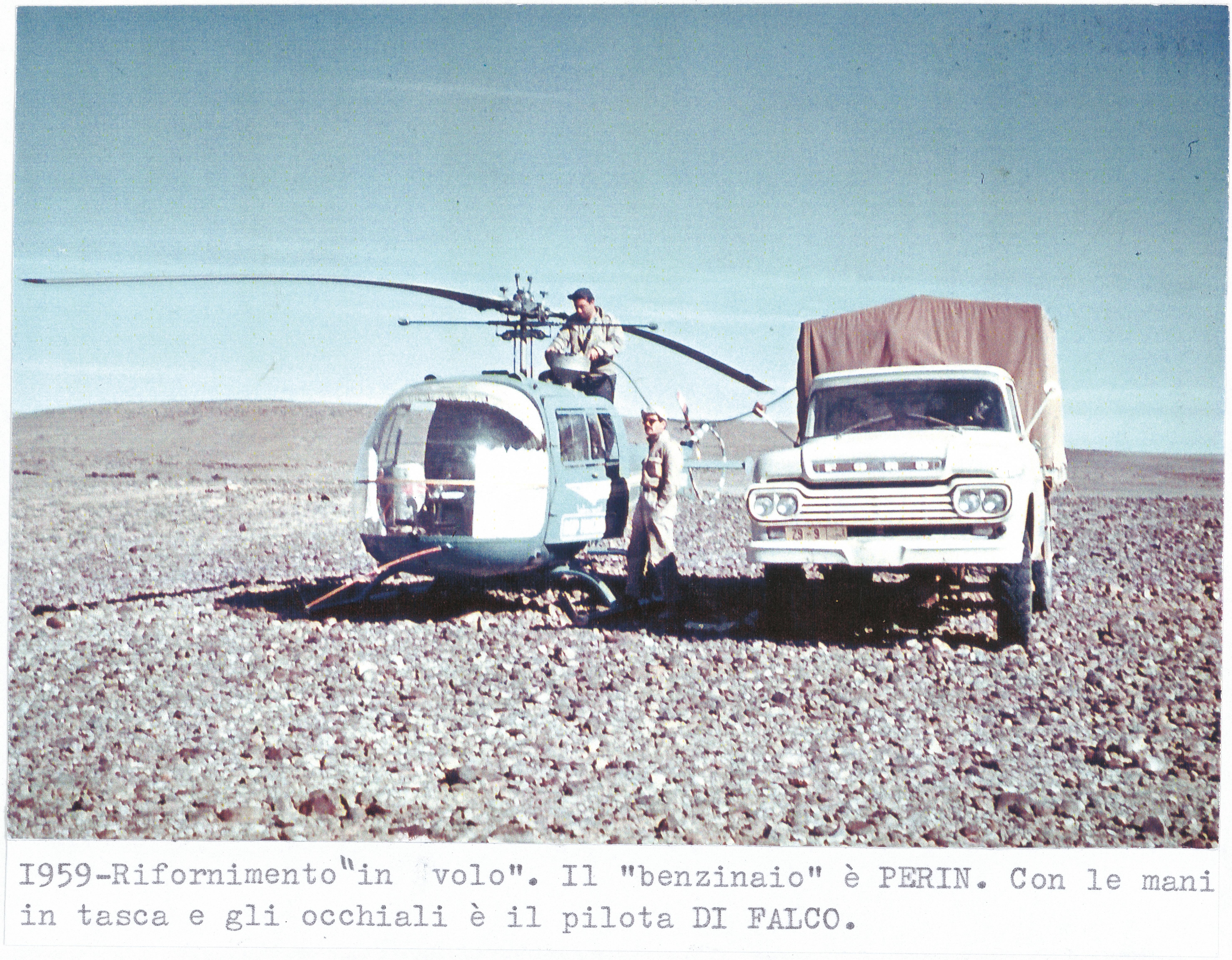 Rifornimento dell’elicottero dell’Agip mineraria. Marocco, 1959 (Archivio storico Eni)