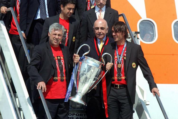 Carlo Ancelotti, Paolo Maldini e tutta la squadra del Milan sulla pista dell'aeroporto di Malpensa all'arrivo da Atene dopo la finale di Champions League col Liverpool nel 2007 (Fotogramma)
