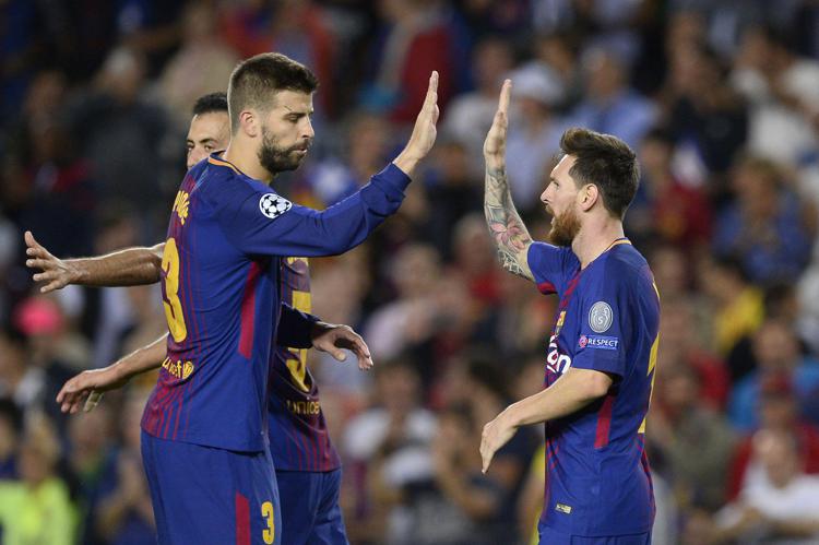 L'attaccante del Barcelona Lionel Messi celebra con Pique il gol contro la Juventus - AFP