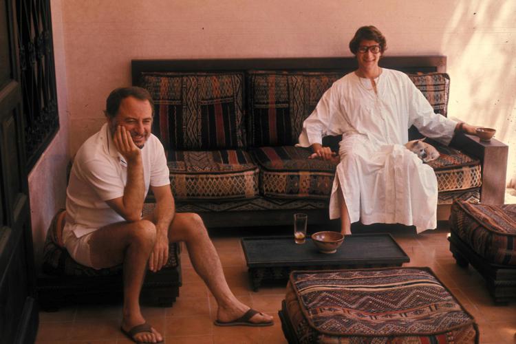 Pierre Bergé e Yves Saint Laurent, nella loro casa di Marrakech nel 1977 (Musée Yves Saint Laurent Paris / Guy Marineau)