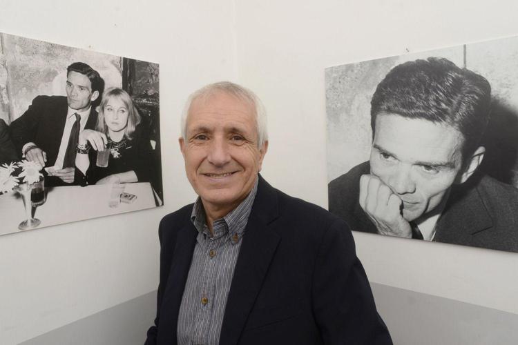 Roberto Ippoliti dinanzi a due foto di Pier Paolo Pasolini a cui è dedicata una msotra a Casarsa  nella sede di Casa Colussi
