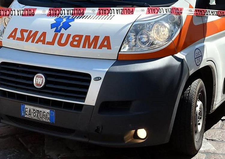 Roma, auto colpisce semaforo poi si ribalta: 4 feriti gravi