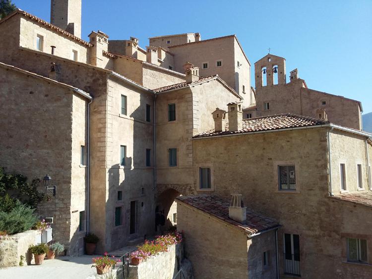 Borghi, il 'modello' di recupero del Castello di Postignano