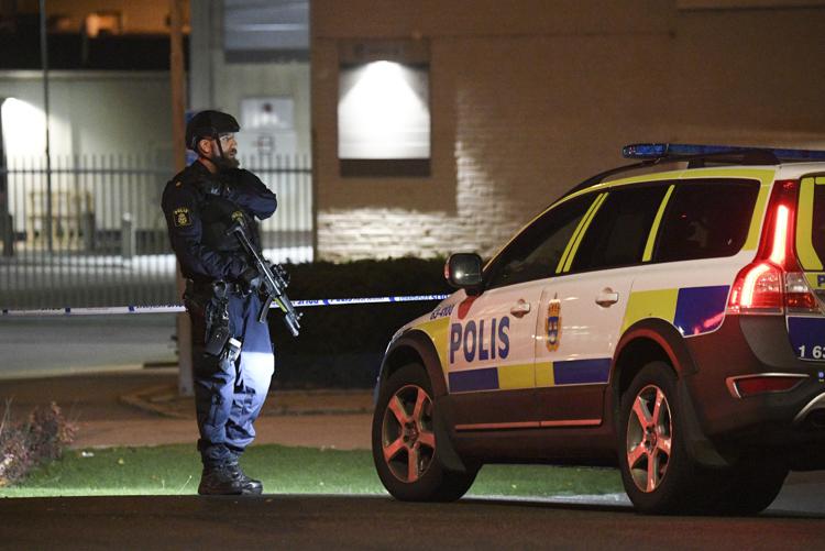 L'esposione davanti alla stazione di polizia di Helsingborg (AFP PHOTO) - (AFP PHOTO)