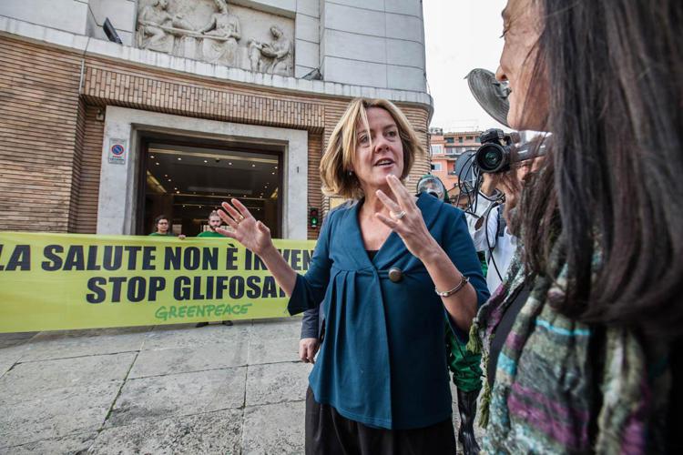 Il ministro della Salute, Beatrice Lorenzin, con attivisti Greenpeace (Foto GREENPEACE)