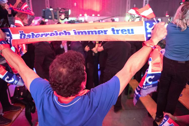 Sostenitori del  Freedom Party (FPOe) di Heinz-Christian Strache festeggiano a Vienna (AFP PHOTO) - (AFP PHOTO)