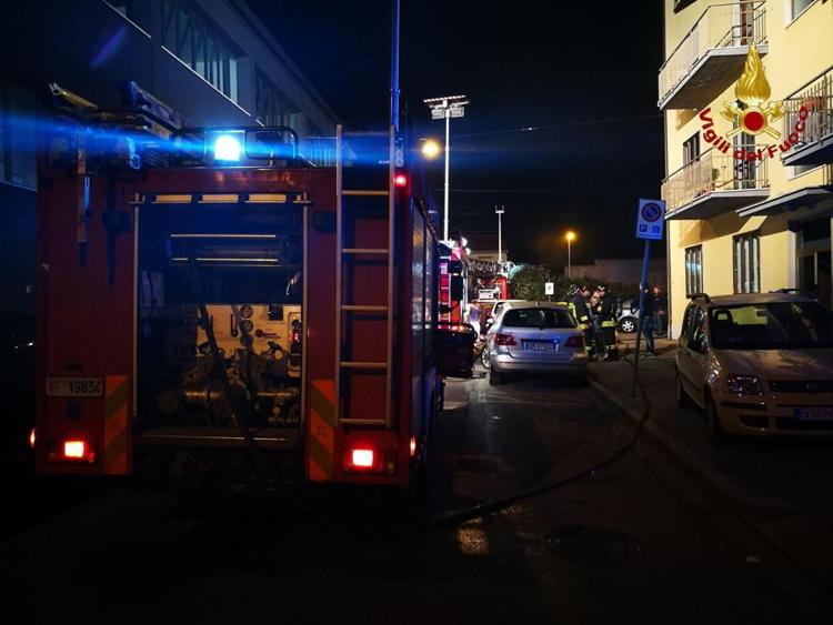 Prato, appartamento in fiamme: una donna ferita