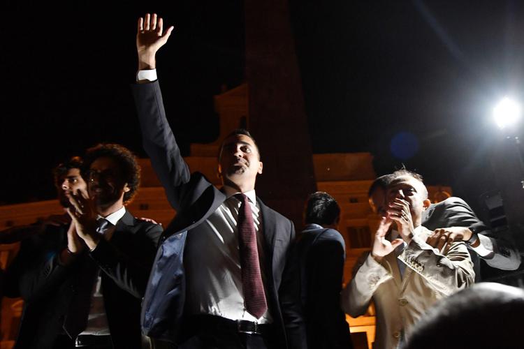 Luigi Di Maio  (al centro) in piazza Montecitorio dopo il voto alla Camera al Rosatellum (Afp) - AFP