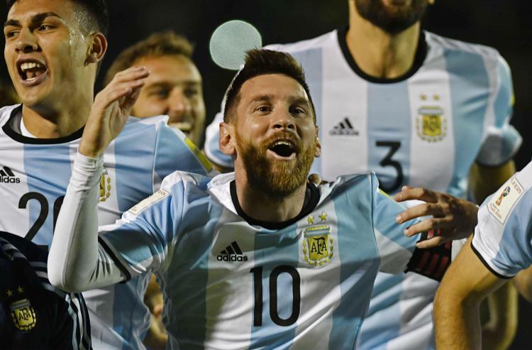 Il capitano dell'Argentina Lionel Messi  celebrata la vittoria sull'Ecuador e la qualificazione al Mondiale in Russia 2018  - AFP