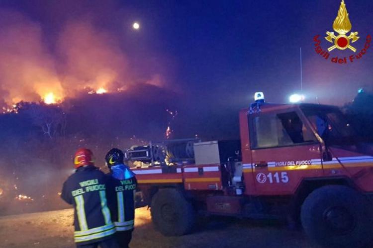Parte razzo da barca in avaria: bruciato bosco a Grosseto