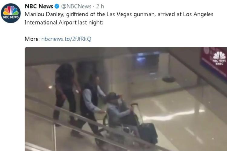 Marilou Danley arriva in aeroporto a Los Angeles scortata dalla polizia (fermo immagine da video Nbc)
