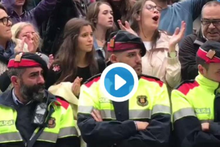 La folla canta, poliziotto catalano si commuove
