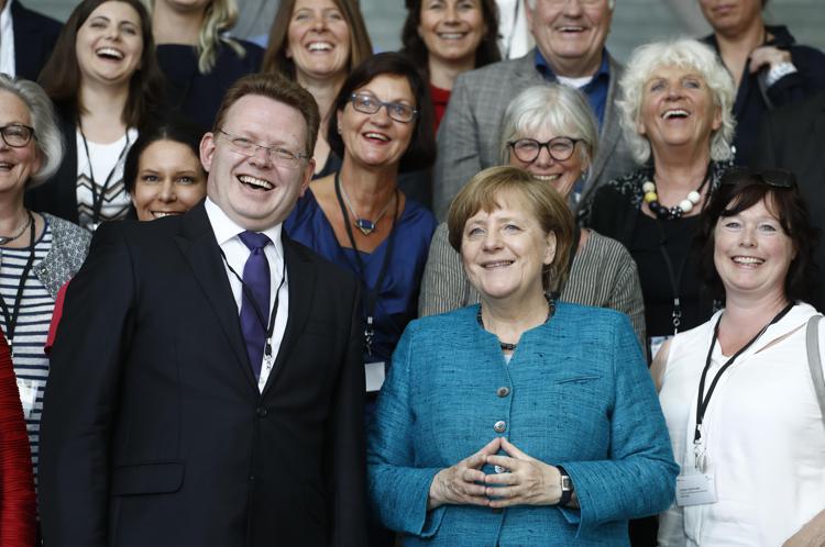 Angela Merkel con Andreas Hollstein (Foto Afp) - AFP