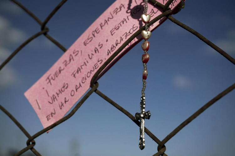 Un rosario appeso fuori dalla base navale di Mar del Plata, dove era atteso il San Juan (Afp) - AFP