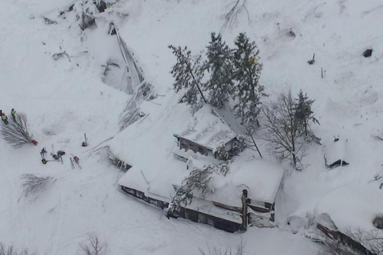L'Hotel di Rigopiano sepolto dalla valanga di neve (foto Vigili del Fuoco)