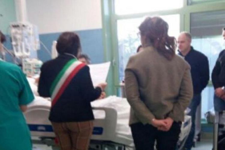 La celebrazione del matrimonio all'interno del reparto di rianimazione dell'ospedale San Donato di Arezzo del 57enne colto da infarto (Crediti: Usl8 Arezzo)