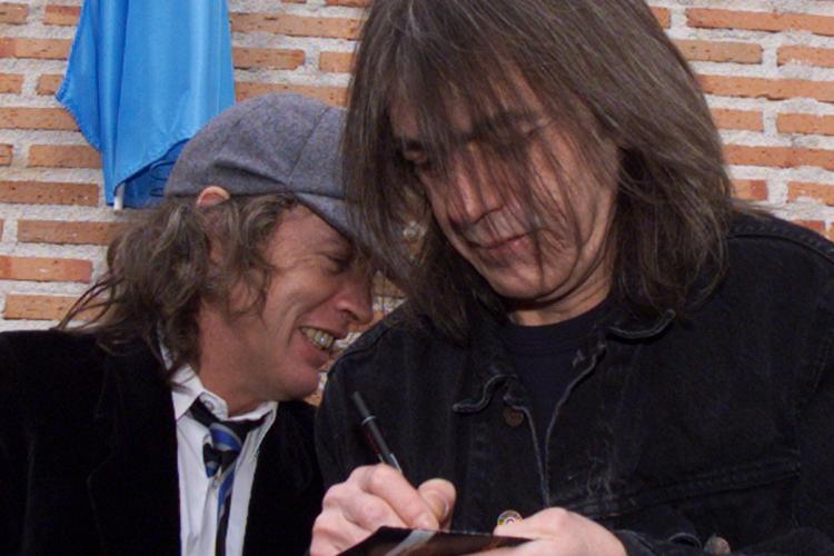 Angus (a sinistra) e Malcolm Young (Afp)
