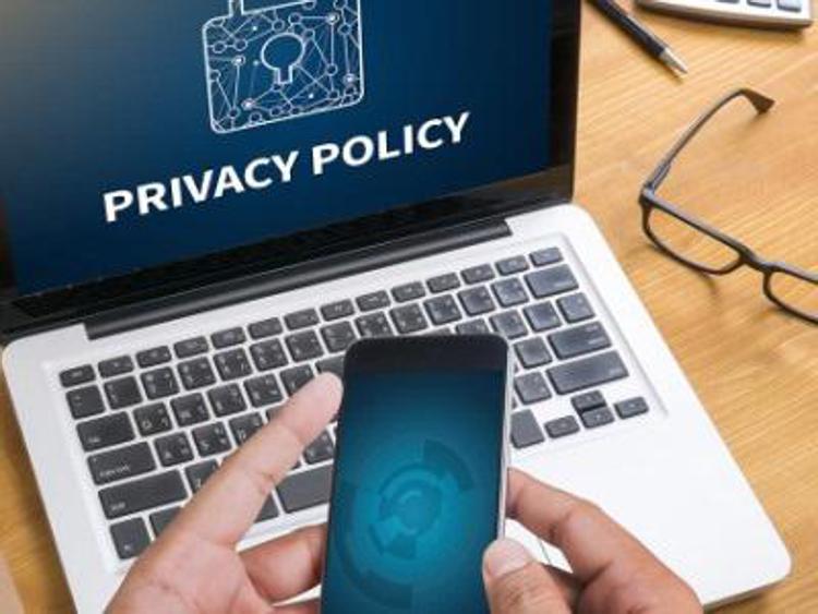 Shopping online e internet, la fiducia degli utenti è a rischio, ma ora i siti web virtuosi possono attestare il loro impegno a rispettare la privacy online con un marchio di qualità di Federprivacy
