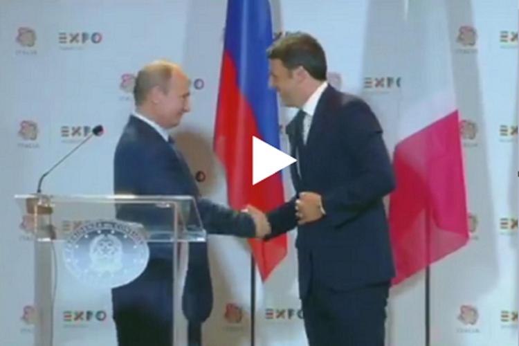 Putin e Renzi a Milano nel 2015 (fermo immagine da video)