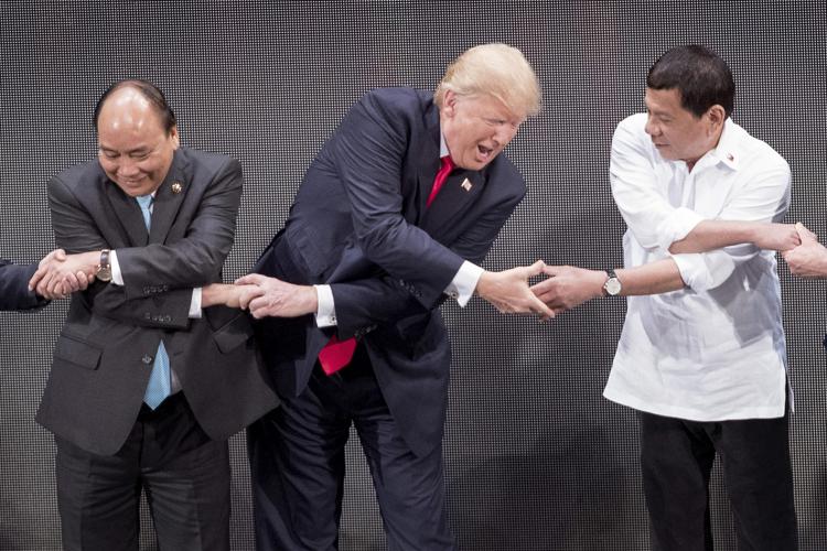 Trump tra il primo ministro vietnamita Nguyen Xuan Phuc (a sinistra) e il presidente delle Filippine, Rodrigo Duterte, al vertice ASEAN (AFP PHOTO)