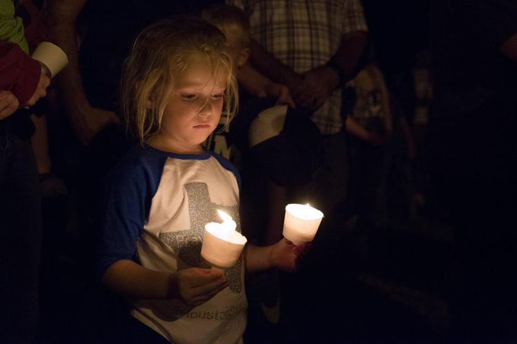 La veglia in ricordo delle vittime della strage di Sutherland Springs, in Texas (Afp)
