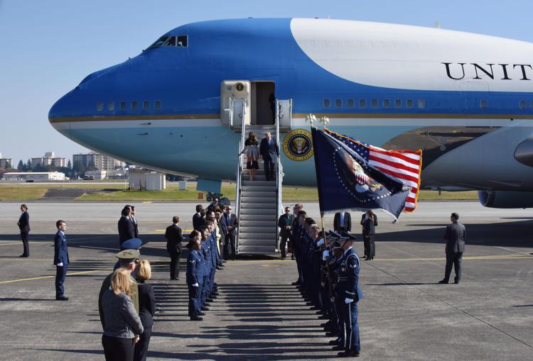 Donald Trump e Melania scendono dall'Air Force One nella base Usa di Fussa City, Tokyo (AFP PHOTO)