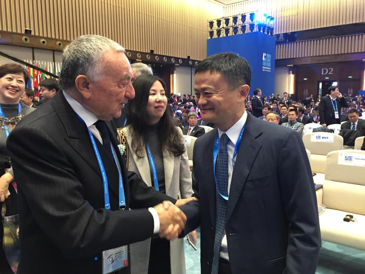 Il presidente del gruppo GMC Giuseppe Marra e Jack Ma, CEO di Alibaba alla 'World Internet Conference' di Wuzhen, Cina