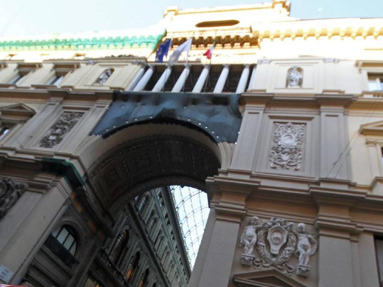 Napoli, nuovo raid contro albero Natale di Galleria Umberto