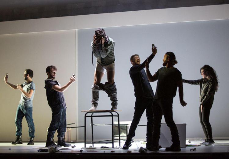 Una scena dalla 'Damnation de Faust' dell'Opera di Roma (foto Yasuko Kageyama)