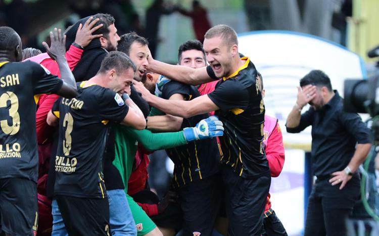 Il portiere del Benevento Alberto Brignoli festeggiato dai compagni dopo il gol del 2-2 al 50esimo della ripresa contro il Milan (AFP PHOTO)