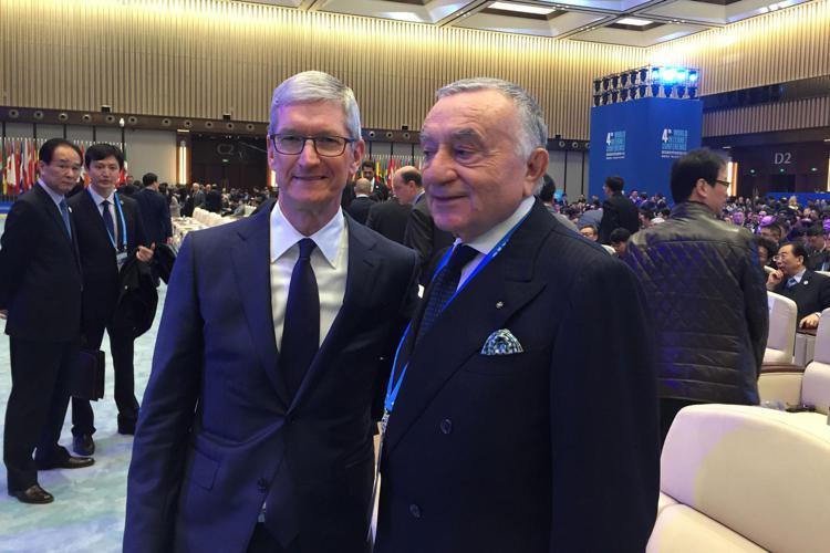 Tim Cook, CEO di Apple, con l'editore di AdnKronos Giuseppe Marra (AdnKronos)