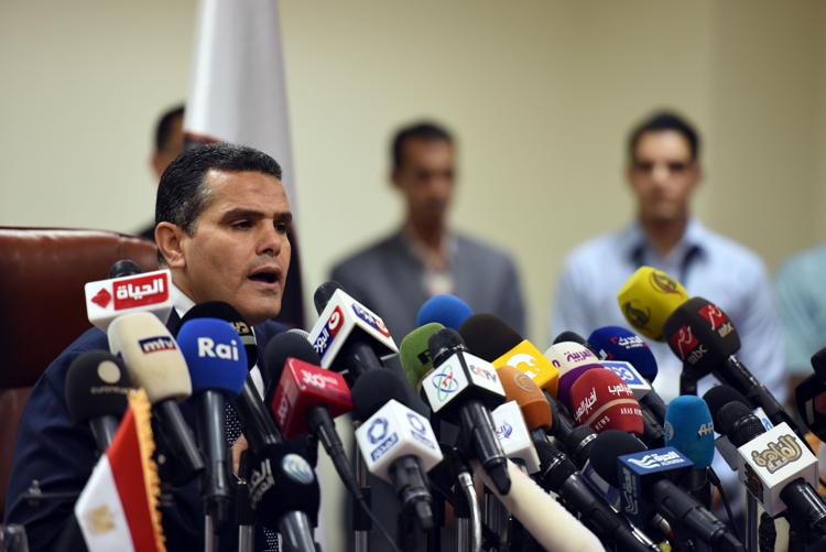Mostafa Suleiman (L), Egypt's assistant state prosecutor, speaks to the press in the capital Cairo on April 9, 2016, on the subject of the murder of student Giulio Regeni in Egyptian capital.  - Photo: AFP
