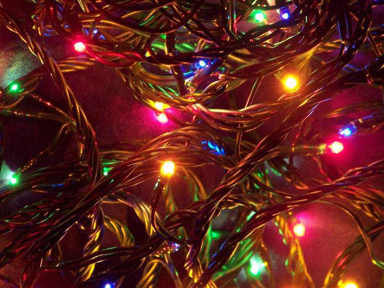 Rifiuti: luci di Natale, ecco come smaltire le decorazioni a fine vita
