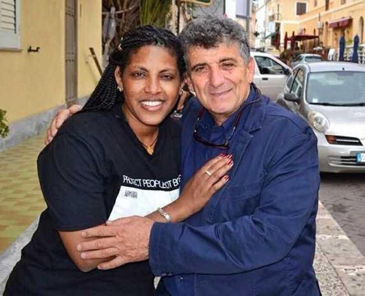 Pietro Bartolo con una immigrata salvata - (Foto Facebook)