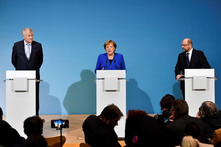 Horst Seehofer (Csu), la cancelliera Angela Merkel (Cdu) e Martin Schulz dell'Spd (AFP PHOTO) 