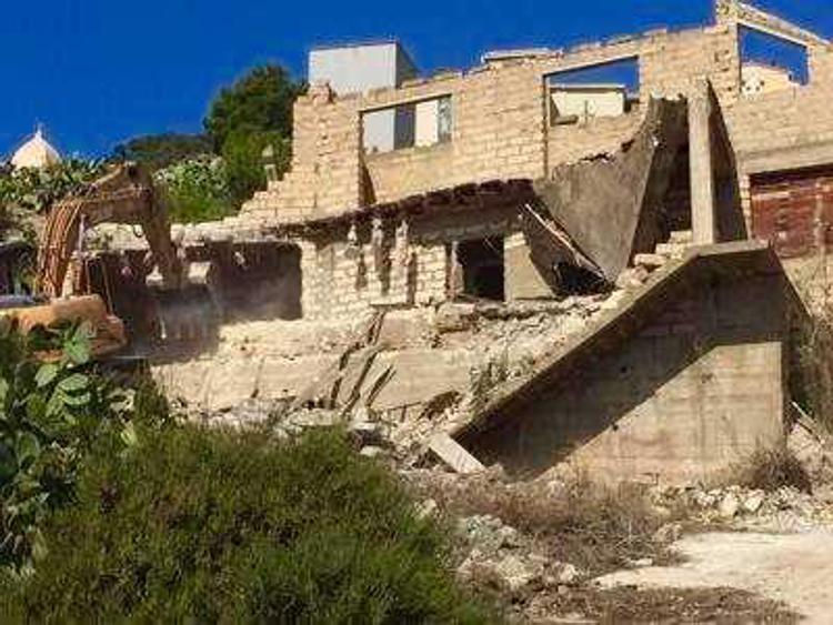 Un edificio abbattuto a Licata