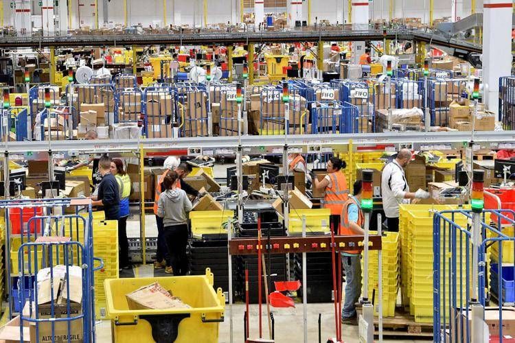 Lavoratori Amazon (Fotogramma)