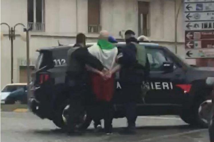 L'arresto di Luca Traini, avvolto nel tricolore