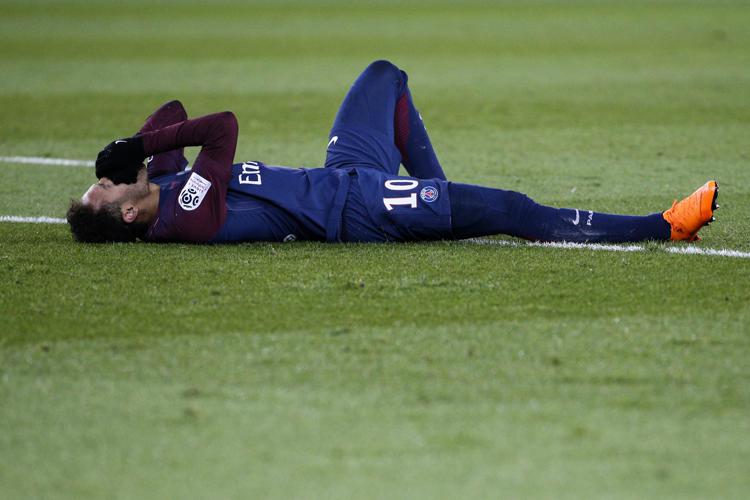 Neymar a terra durante il match tra Paris Saint-Germain e Marsiglia (AFP PHOTO)