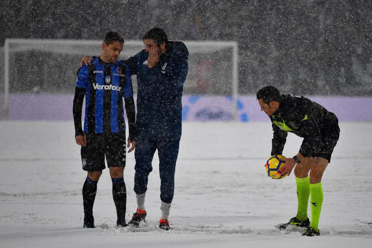 Gianluigi Buffon, Rafael Toloi e l'arbitro Maurizio Mariani provano a far rimbalzare il pallone allo Juventus Stadium (AFP)