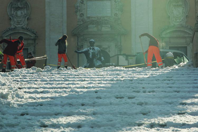 Nevicata 2012 a Roma: scalinata del Campidoglio con la statua di Marco Aurelio (FOTOGRAMMA)