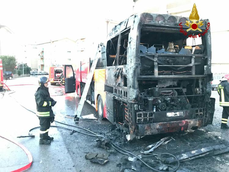 Bus in fiamme, autista intossicato