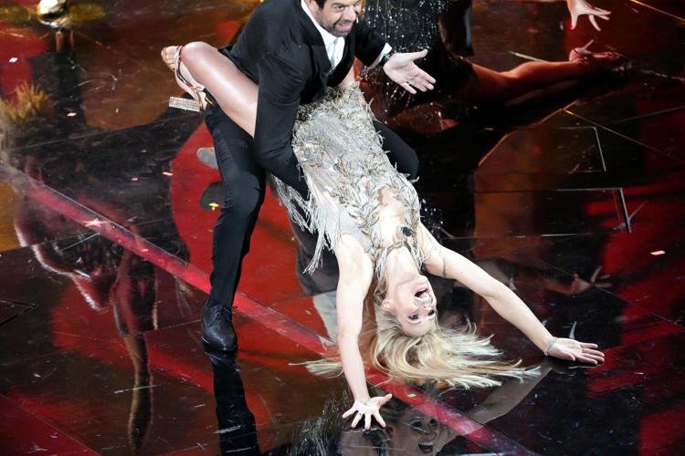 Seconda serata del 68 Festival della musica Italiana di Sanremo, Michelle Hunziker e Pierfrancesco Favino ballano Despacito (Fotogramma) - FOTOGRAMMA