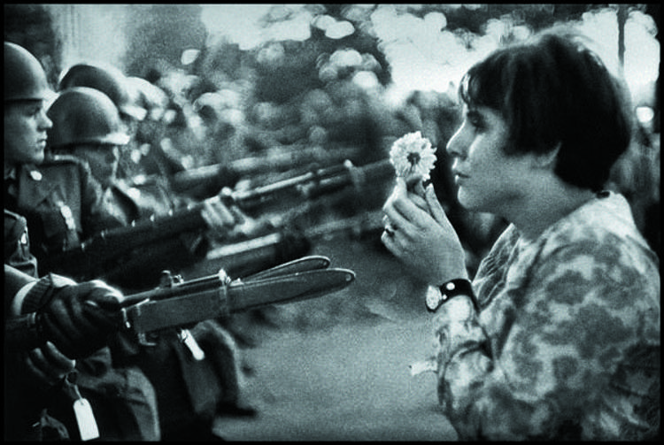 A Washington nel 1967 una giovane offre fiori ai militari durante una marcia contro la guerra in Vietnam, una foto di Marc Riboud, esposte nella mostra 'Magnum Manifesto' - Marc Riboud / Magnum Photos