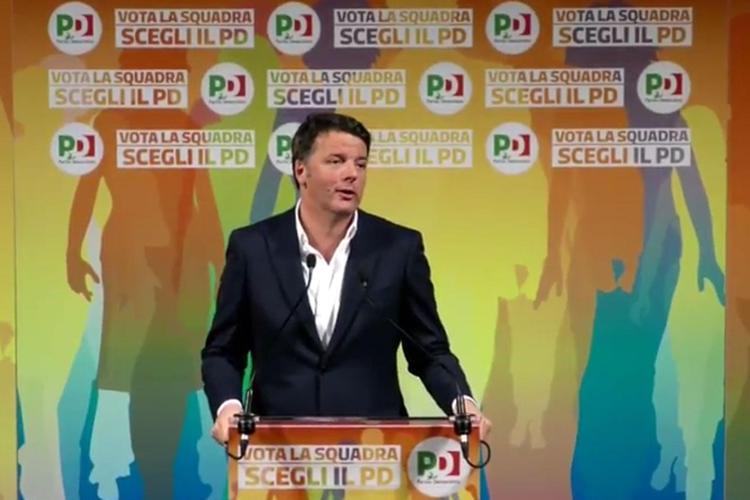 Matteo Renzi con i candidati dem al Teatro Eliseo di Roma