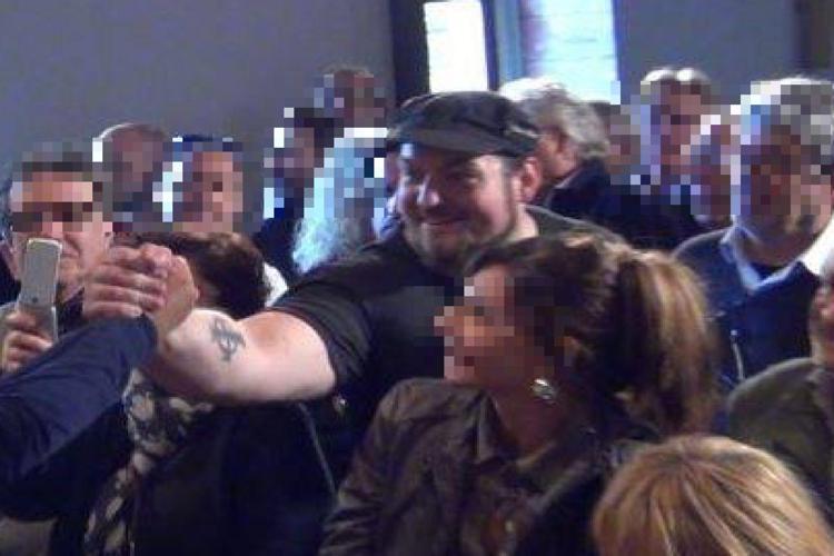 Luca Traini fra la folla di un comizio del leader leghista Matteo Salvini. Sull'avambraccio, una croce celtica tatuata (credits: Cronache Maceratesi)