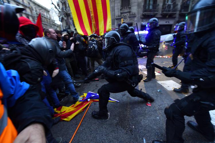 Proteste e scontri a Barcellona dopo l'arresto in Germania di Carles Puigdemont (AFP PHOTO)