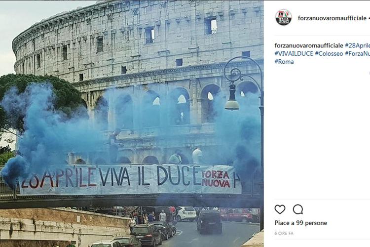 Striscione 'Viva il Duce' al Colosseo